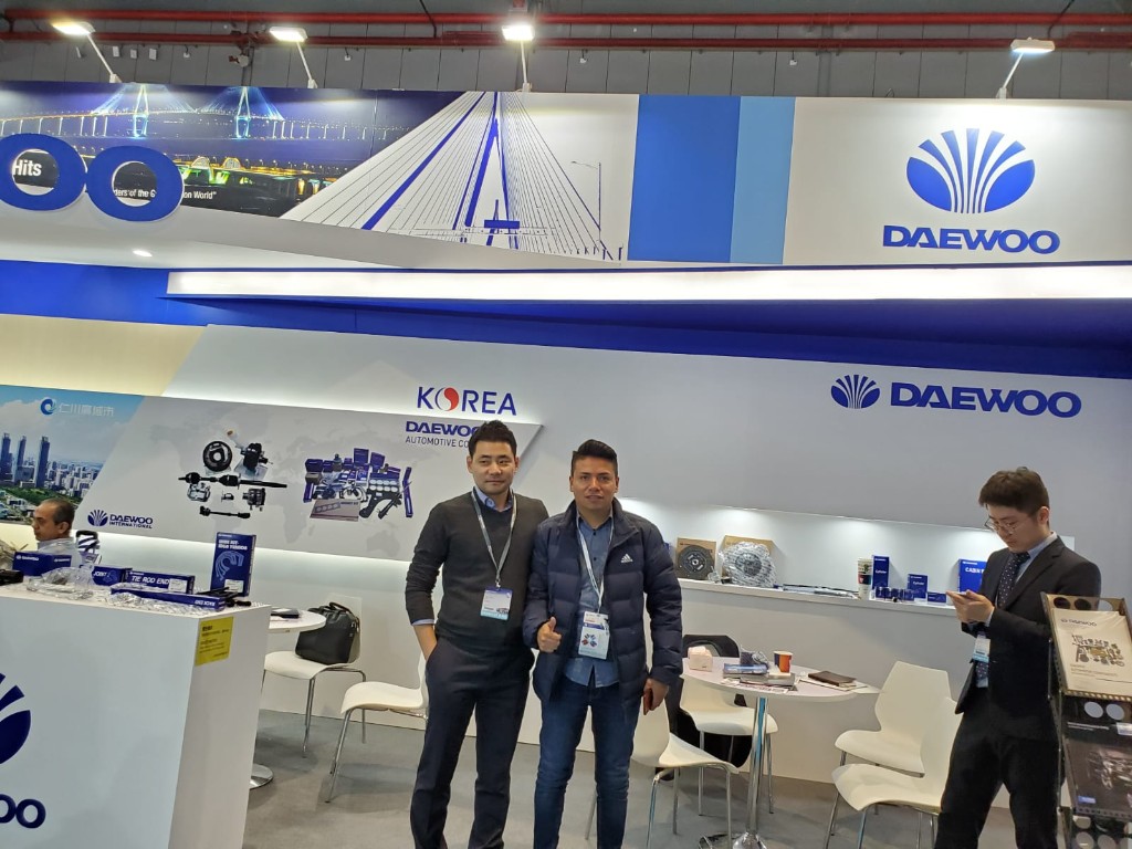 Representantes de IMV en el stand de Daewoo Automotive durante una feria comercial en Seúl