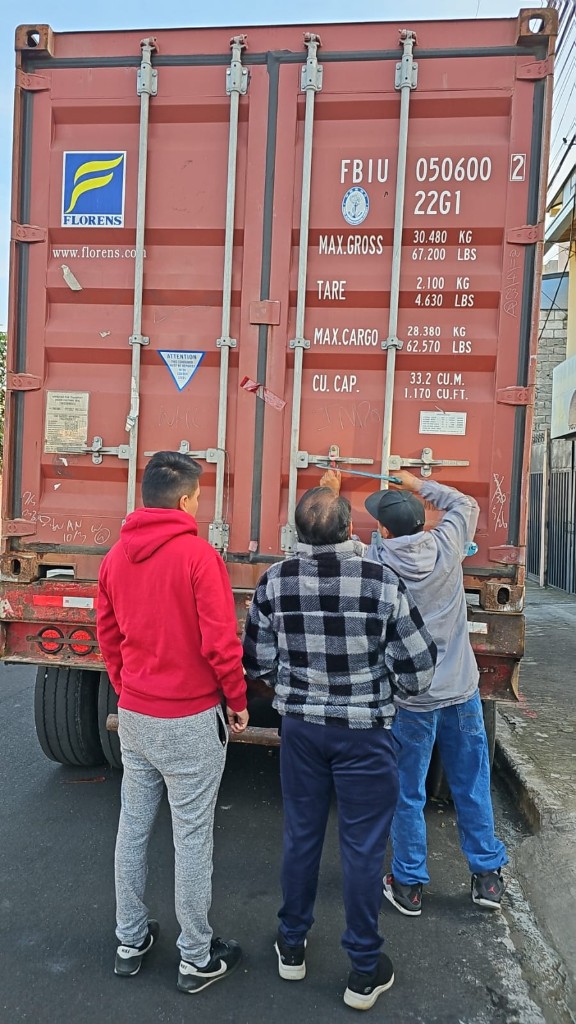 Apertura de contenedor FLORENS durante la recepción de importaciones