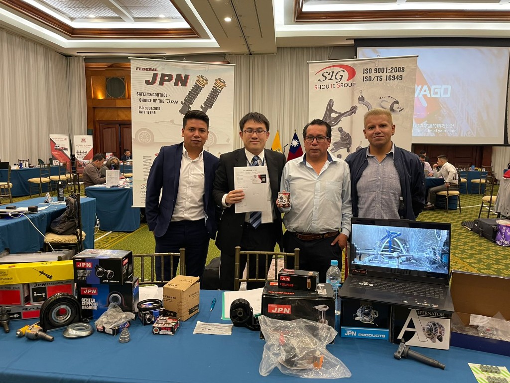 Negociación comercial con proveedores de Taiwán en feria de repuestos automotrices