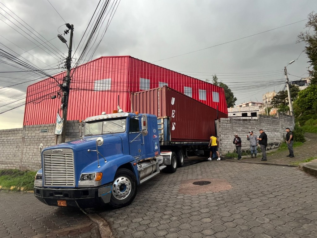 Camión con contenedor consolidado de productos importados desde Corea del Sur y China